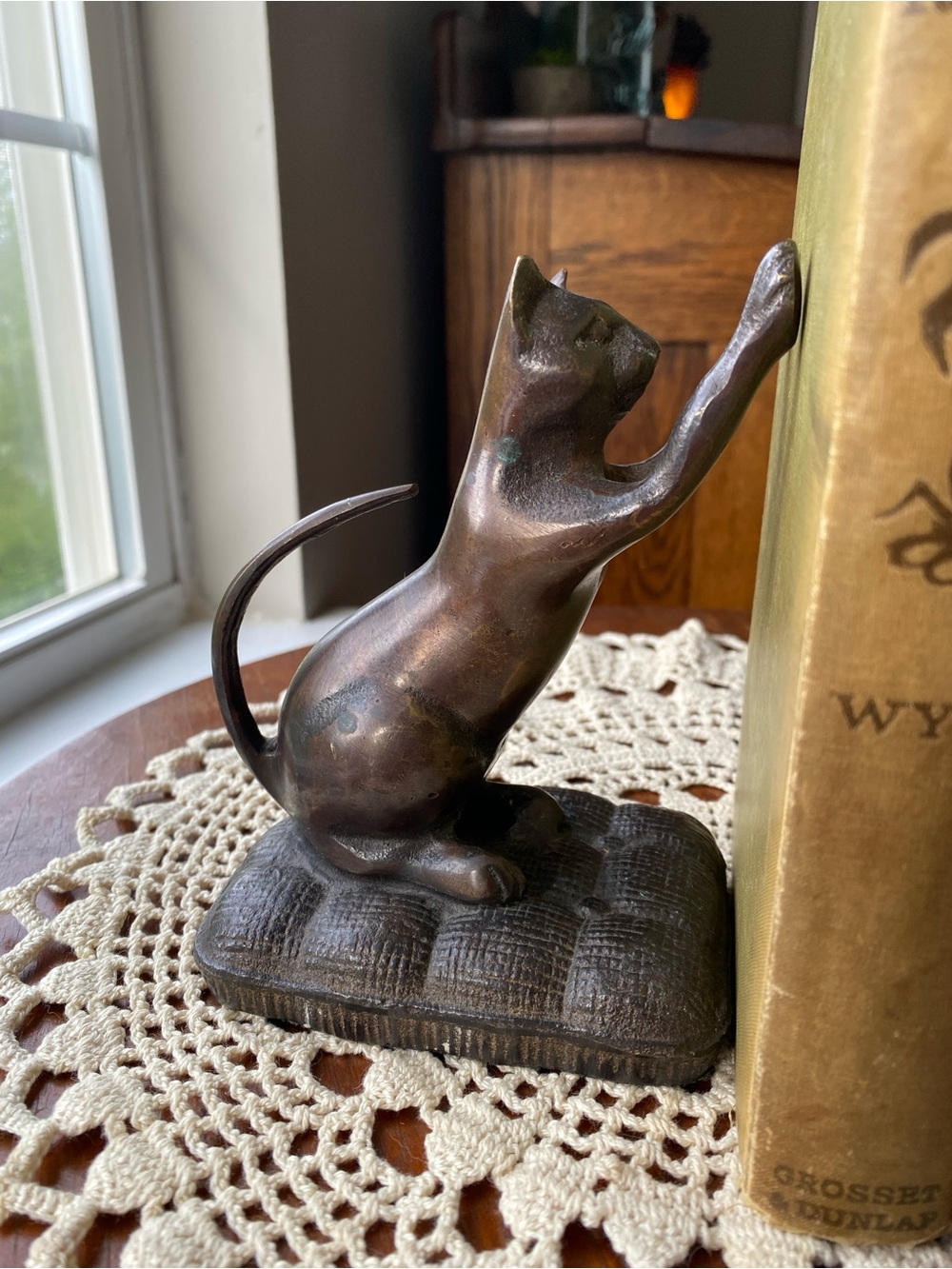 Antique Brass Playful Cat Bookend - Decorative Bronze Cat Sculpture EUC - Picture 8 of 14